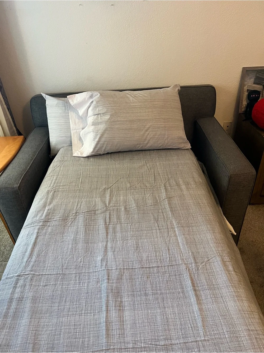 Classic IKEA Queen Duvet + 2 pillowcases. Perfect!